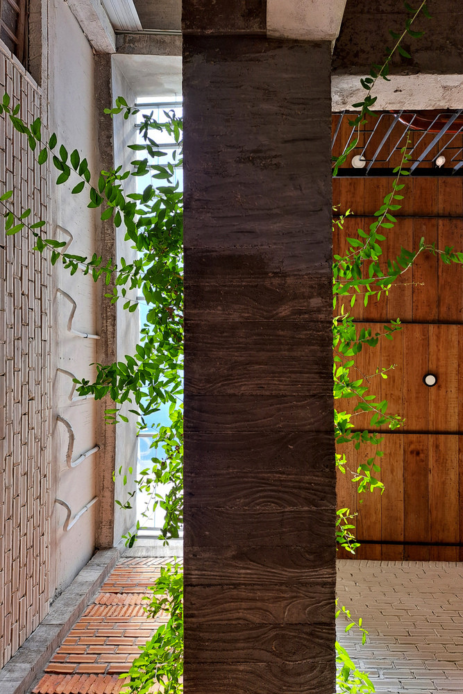 Các kết cấu chuyên dụng như sàn không dầm, cột dày 100mm cũng được tính toán để giúp tăng không gian cho ngôi nhà.