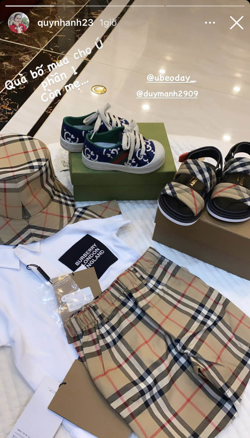 Mỗi lần đi thi đấu về nước, bé Ú lại được bố tặng loạt quần áo, giày dép… vừa sang chảnh lại đắt xắt ra miếng. Ảnh: IGNV