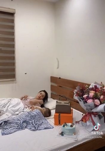 Trong sinh nhật lần thứ 25 của Quỳnh Anh, Duy Mạnh bận thi đấu AFF Cup nhưng vẫn âm thầm đặt bánh kem, túi hiệu 300 triệu và một bó hoa "khổng lồ" trên giường chờ Quỳnh Anh thức dậy để tạo bất ngờ. Ảnh: Tiktok