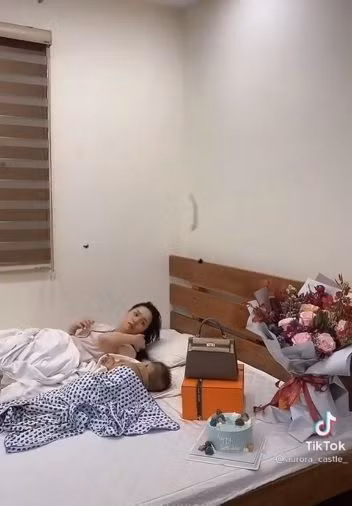 Trong sinh nhật lần thứ 25 của Quỳnh Anh, Duy Mạnh bận thi đấu AFF Cup nhưng vẫn âm thầm đặt bánh kem, túi hiệu 300 triệu và một bó hoa "khổng lồ" trên giường chờ Quỳnh Anh thức dậy để tạo bất ngờ. Ảnh: Tiktok