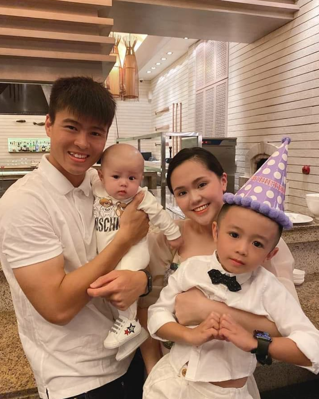 Trong bức ảnh được Duy Mạnh đăng tải, bé Ú diện chiếc Bodysuit của nhà mốt đình đám Moschino giá khoảng 111 USD, tương đương gần 2,6 triệu đồng, kết hợp giày thể thao Tommy gần 1 triệu đồng. Ảnh: IGNV