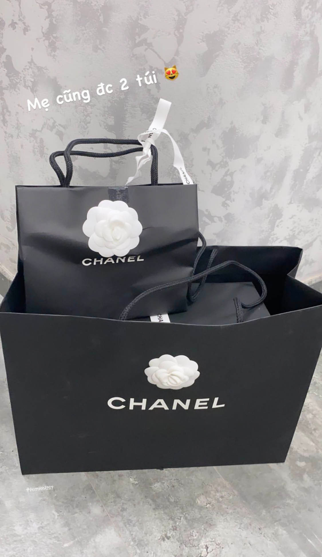 Tất nhiên, bà xã Quỳnh Anh cũng luôn nhận được món quà hàng hiệu từ ông xã. Ảnh: IGNV