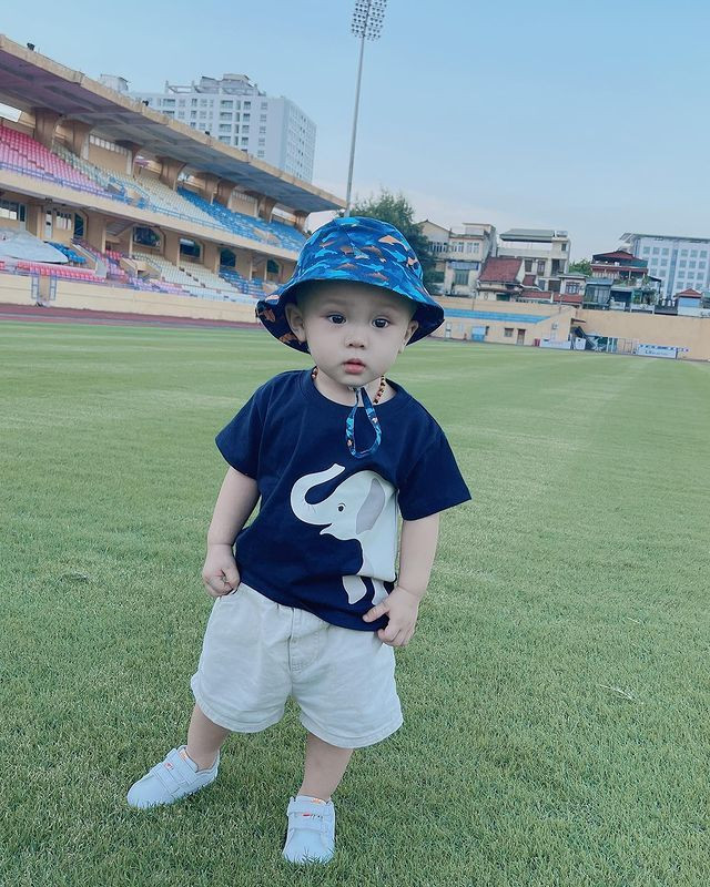 Vì thế, ngay từ khi lọt lòng, bé Ú được bố mẹ sắm sửa đồ hiệu đắt tiền. Ảnh: IGNV