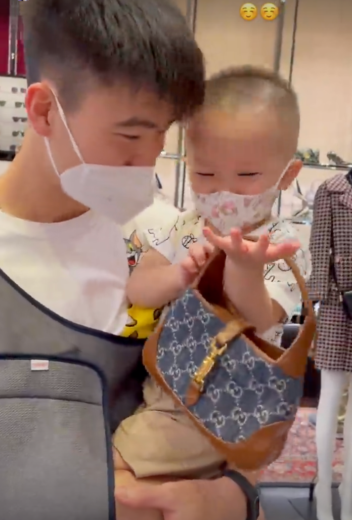 Buổi tối, Duy Mạnh đưa vợ con đi mua sắm. Khi ghé vào cửa hàng đồ hiệu, bé Ú tỏ ra thích thú với chiếc túi hiệu Gucci Denim giá khoảng 10 triệu đồng. Duy Mạnh cũng đùa với con: "Ú ưng là bố xuống tiền luôn". Ảnh: IGNV