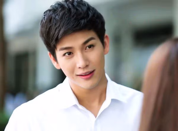 Nho mieng duoi con rieng cua vo ra khoi nha, nhin mot thu tren ban toi bat khoc