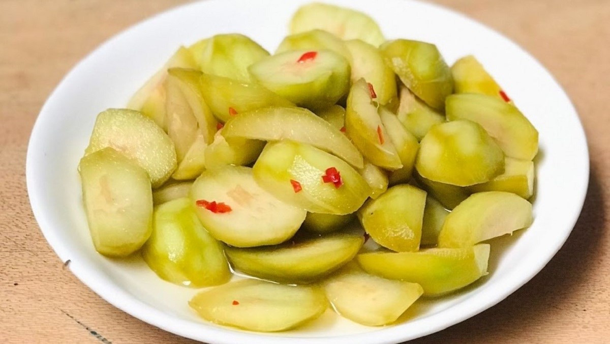 Xưa khi, trái cóc dù chín rụng cũng chẳng ai ngó ngàng nhưng nay là thứ đặc sản được chị em yêu thích. Ảnh: Dienmayxanh