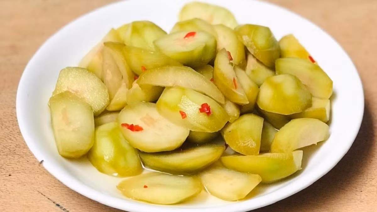 Xưa khi, trái cóc dù chín rụng cũng chẳng ai ngó ngàng nhưng nay là thứ đặc sản được chị em yêu thích. Ảnh: Dienmayxanh