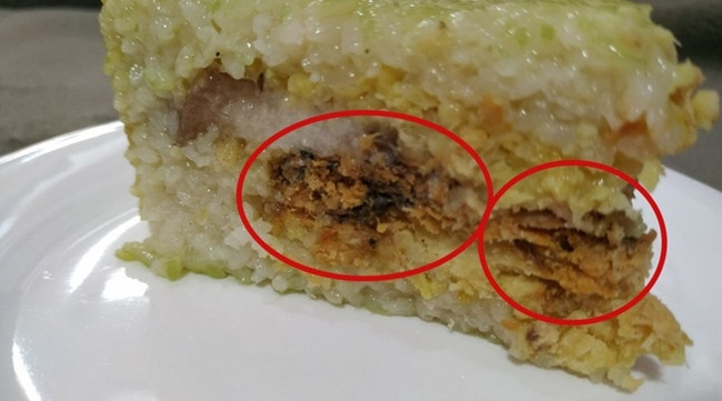 Khi cắt ra thì bánh có lớp vỏ đủ dày, phần nhân phong phú gồm đỗ xanh, thịt ba chỉ mỡ và cá kho. Ảnh: Dân Việt