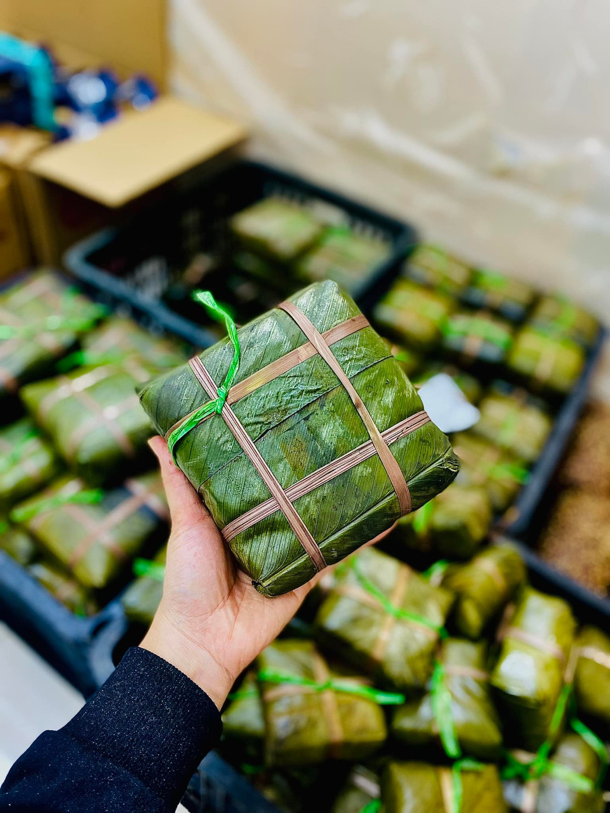 Thay vì gạo trắng, vỏ bánh được làm bằng gạo lứt. Giá của loại bánh này là từ 40.000 - 80.000 đồng/chiếc, tùy trọng lượng. Ảnh: Facebook