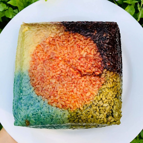 Bánh chưng được nhuộm màu bởi những nguyên liệu tự nhiên như: Màu đỏ của gấc, màu xanh của hoa đậu biếc, màu tím của gạo nếp cẩm...Ảnh: Qdnd