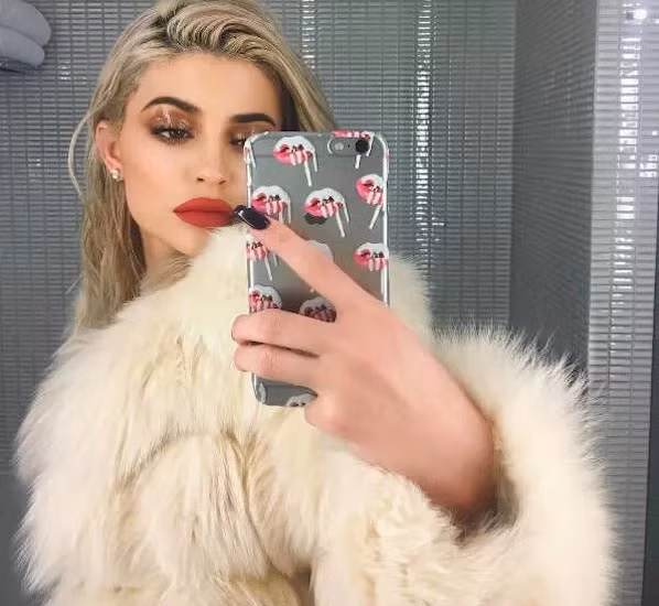 Nếu bạn phải mất 100 lần để chụp một bức ảnh tự sướng đẹp thì vẫn chưa phải là nhiều. Kylie từng tiết lộ rằng cô ấy phải mất khoảng 500 lần để chụp được một bức hoàn hảo. Ảnh: Telltalesonline