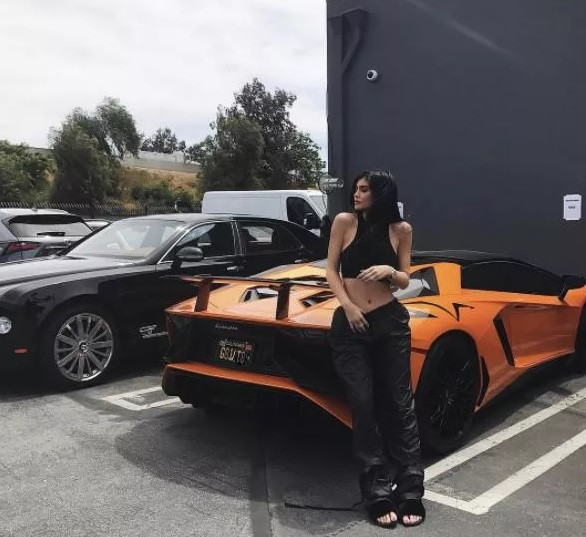 Theo tờ Telltalesonline, Kylie Jenner không phải là một "tay lái lụa". Chưa đầy ba tuần sau khi lấy bằng, Kylie Jenner gặp tai nạn ô tô (rất may là không ai bị hại). Chỉ vài tháng sau, Kylie dính một vé phạt quá tốc độ. Ảnh: Telltalesonline