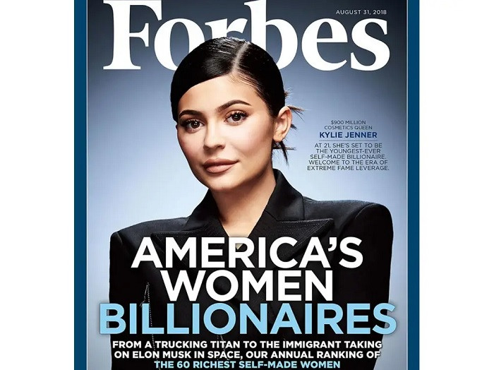 Kylie Jenner từng được tạp chí Forbes (Mỹ) đưa lên trang bìa và đưa cô vào danh sách những phụ nữ giàu có tự thân của nước Mỹ. Ngay lập tức một cuộc tranh cãi đã nổ ra xoay quanh từ “tự thân”. Ảnh: BI
