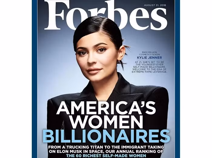 Kylie Jenner từng được tạp chí Forbes (Mỹ) đưa lên trang bìa và đưa cô vào danh sách những phụ nữ giàu có tự thân của nước Mỹ. Ngay lập tức một cuộc tranh cãi đã nổ ra xoay quanh từ “tự thân”. Ảnh: BI