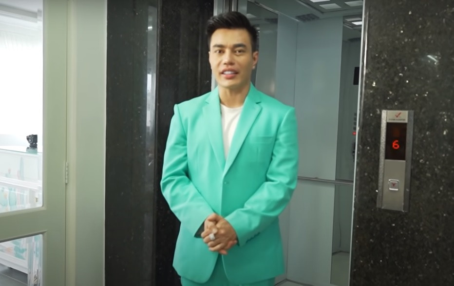 Tòa nhà này vốn là một chung cư 26 căn hộ nhưng khi mua lại, Lý Nhã Kỳ đã đập thông phòng để sửa lại hết theo ý mình.