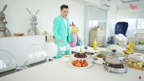 Căn nhà của Lý Nhã Kỳ rộng nhưng sạch bóng không một miếng bụi, ngày nào cũng có người lau dọn cẩn thận.