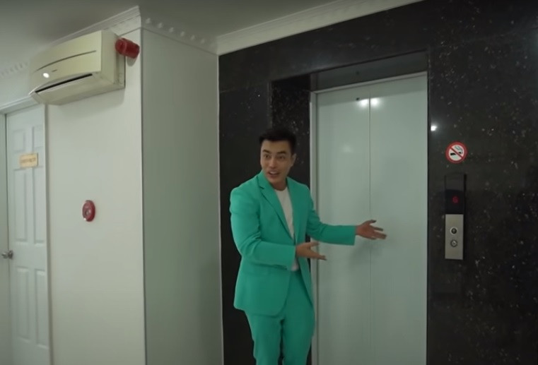 Trong nhà có thang máy để di chuyển giữa các tầng.