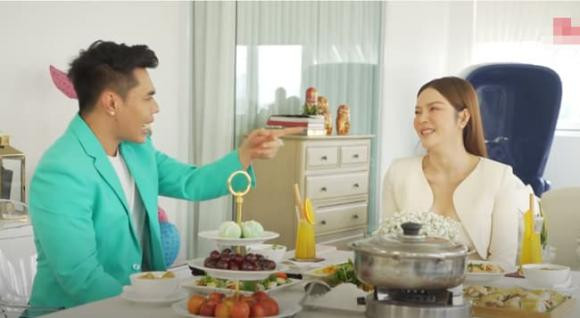 Đặc biệt, nhà mới của Lý Nhã Kỳ còn có cảm ứng tự động, người bước tới đâu đèn sáng tới đó, người đi thì đèn tắt.