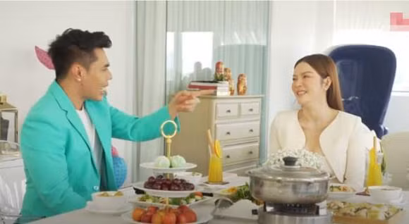 Đặc biệt, nhà mới của Lý Nhã Kỳ còn có cảm ứng tự động, người bước tới đâu đèn sáng tới đó, người đi thì đèn tắt.