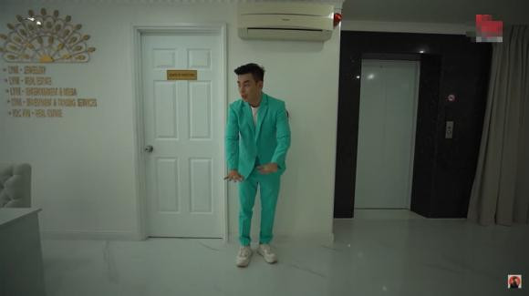 Lý Nhã Kỳ còn tiết lộ trong nhà sẽ có những đội làm việc riêng: đội thiết kế, đội sửa chữa, đội chăm sóc nhà cửa riêng, đội đầu bếp... và hầu như đều được ở trong tòa nhà của cô.