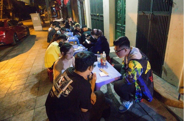 Nhiều người là khách quen, thậm chí phải đến từ 1 giờ đêm, đặt đồ dùng cá nhân lên bàn để giữ chỗ. Ảnh; Dân trí