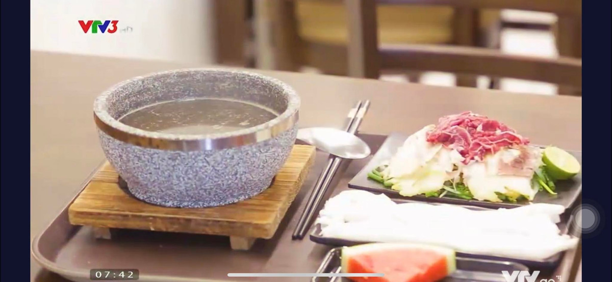 Mỗi suất phở bát đá bao gồm một bát đá chứa nước dùng sôi sùng sục, thơm phức, một đĩa phở trắng, một đĩa thịt tùy theo ý thực khách, kèm rau sống, chanh, ớt, trứng. Ảnh: VTV3