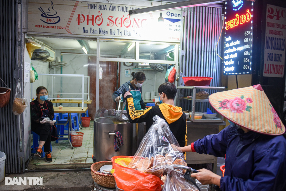 Xuất hiện tại Hà Nội từ những năm 1930, phở Sướng mang hương vị gia truyền đã níu chân nhiều thực khách. Ảnh: Dân trí