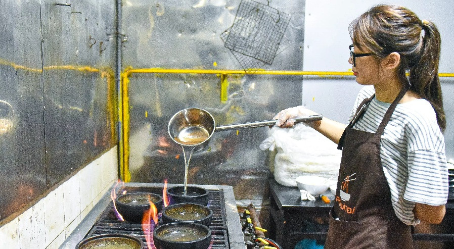 Một trong những quán phở độc đáo được nhiều khách ưa chuộng tại Hà Nội là phở bát đá ở quận Đống Đa. Ảnh: Dân trí