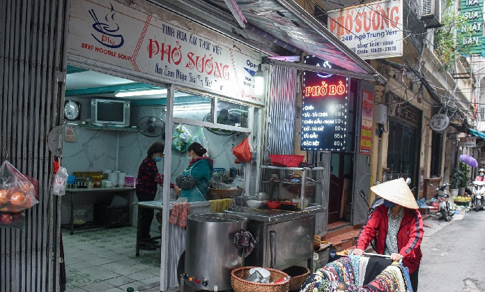 Phở Sướng có giá trung bình 40.000 - 55.000 đồng/bát, quán hoạt động liên tục từ 6h đến 22h hàng ngày. Ảnh: Dân trí