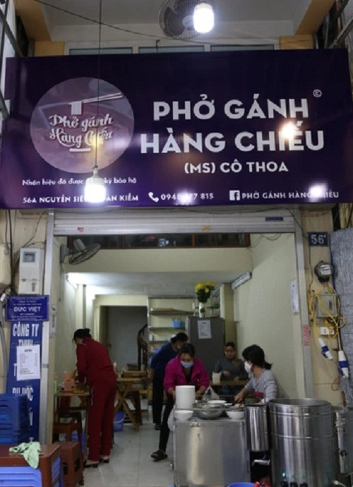 Sau hơn 30 năm bán ở vỉa hè lúc 3h sáng, phở gánh Hàng Chiếu đã chuyển địa điểm, sang cửa hàng mới ở Nguyễn Siêu (quận Hoàn Kiếm) cách đó cũng không xa. Ảnh: Zing
