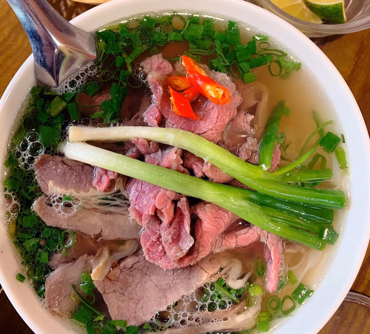 Kinh doanh khá phát đạt, nhưng sau hơn 30 năm, phở Sướng vẫn chỉ duy trì 3 cơ sở, không mở rộng thành chuỗi mà tập trung vào chất lượng và bảo hộ thương hiệu. Ảnh: Foodtourviet