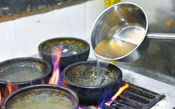 Nếu như những bát phở bình thường sẽ nguội dần đi thì phở bát đá sẽ nóng hôi hổi đến khi thực khách thưởng thức xong. Ảnh: Dân trí