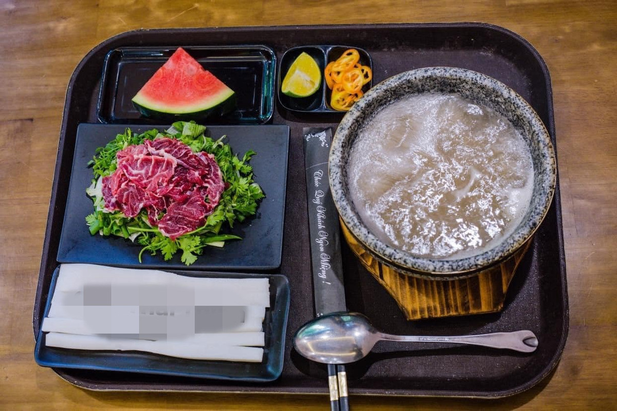 Quán phở bát đá có đủ loại như: tái chín, tái gầu, bắp nạm, lõi… với giá dao động từ 50.000-90.000 đồng. Ảnh: Facebook