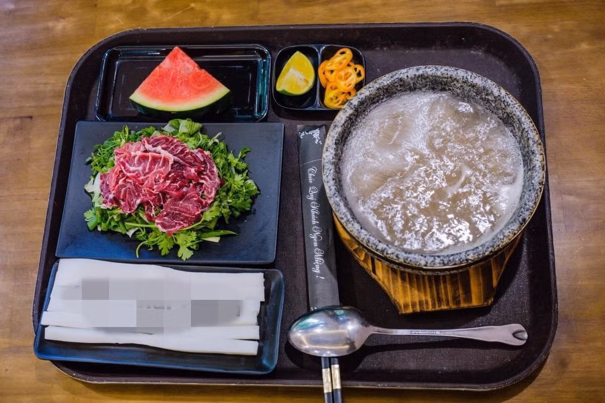 Quán phở bát đá có đủ loại như: tái chín, tái gầu, bắp nạm, lõi… với giá dao động từ 50.000-90.000 đồng. Ảnh: Facebook