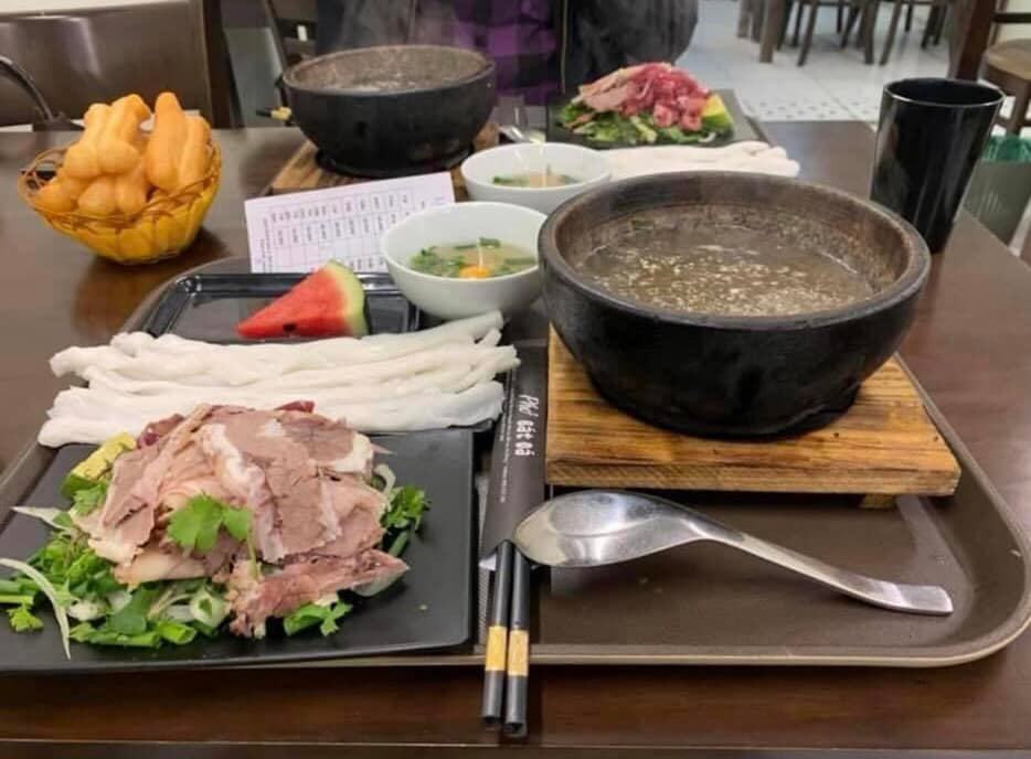 Cách làm này giúp bát phở tươi ngon, nóng hổi và cũng độc đáo hơn. Ảnh: Facebook