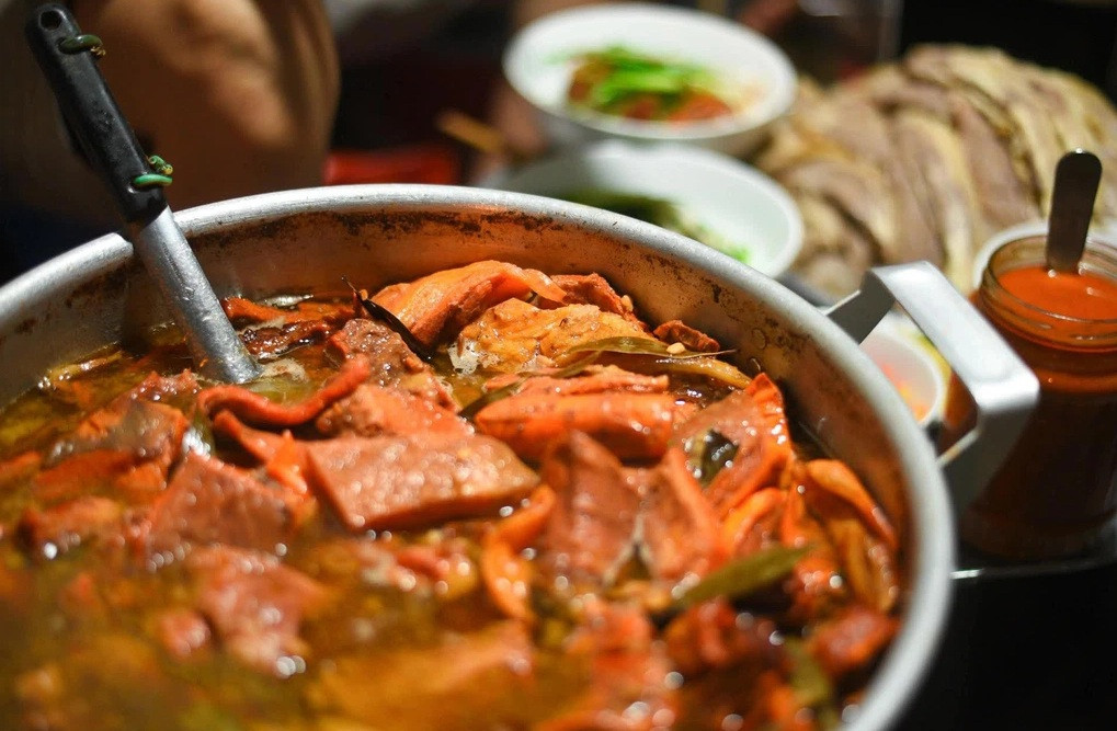 Được biết, việc đổi quán cũng là bất đắc dĩ vì dịch COVID-19. Tuy là quán mới nhưng vị phở vẫn như ngày xưa. Ảnh: Zing