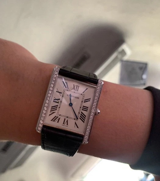 Nam danh hài cũng từng khiến khán giả choáng váng khi tậu 2 chiếc đồng hồ nạm kim cương đắt đỏ của Cartier, chỉ khác mỗi màu: đỏ và đen. Mỗi chiếc đồng hồ có giá lên đến gần 1,25 tỷ đồng. Ảnh chụp màn hình