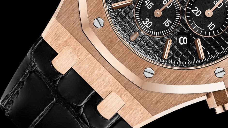 Dây đeo màu đen được làm từ da cá sấu, với khóa cài làm bằng vàng. Ảnh: Kỳ Lân luxury