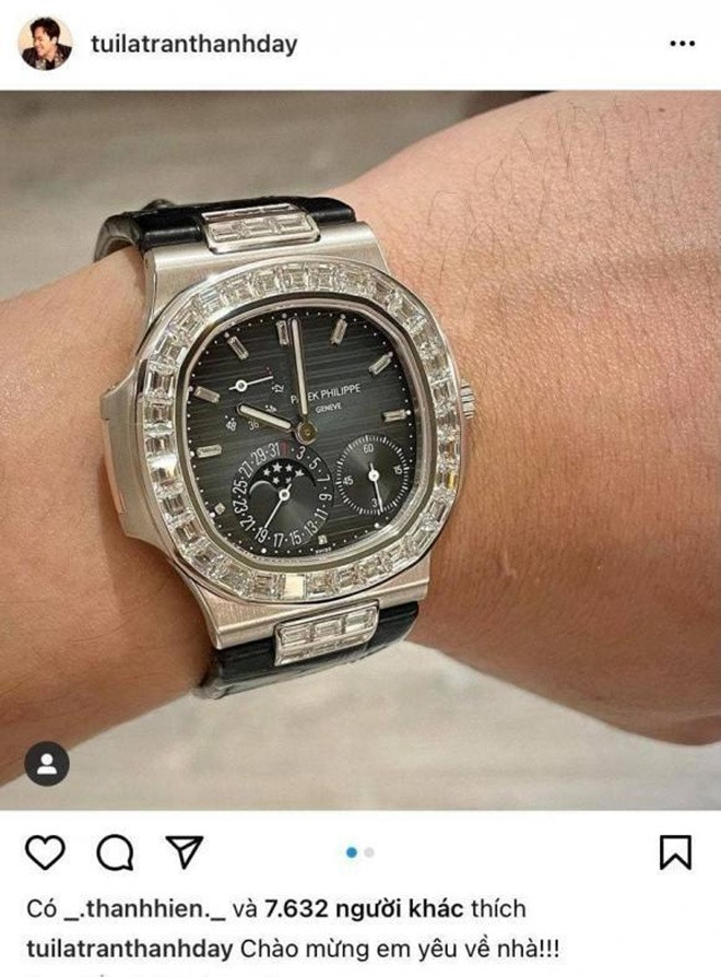 Chiếc đồng hồ đắt nhất Trấn Thành sở hữu là mẫu đồng hồ Patek Philippe Nautilus 5724G nạm kim cương, có giá từ 6-9 tỷ đồng. Ảnh chụp màn hình