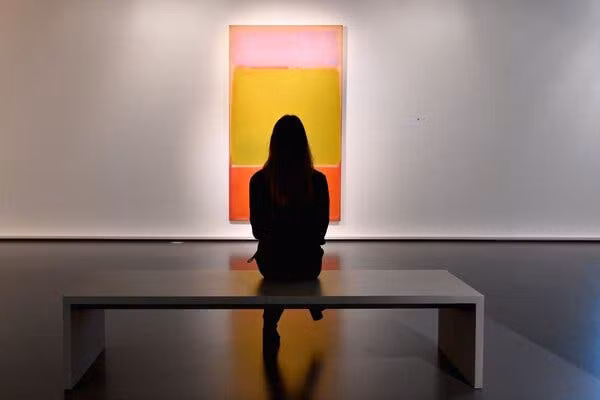 Không ít người cho rằng, tác phẩm này khá đơn giản, tuy nhiên, dưới con mắt nghệ thuật của các chuyên gia, đây là ba dải màu ẩn chứa chiều sâu. Ảnh: NY Times