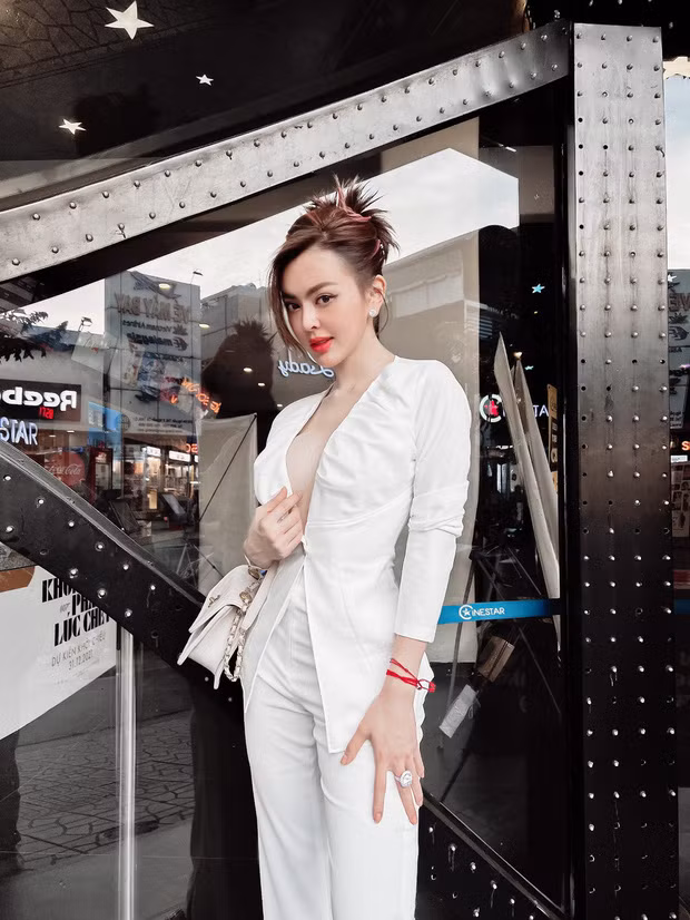 Trang Nemo tên thật là Nguyễn Hương Trang (sinh năm 1992, quê gốc ở Bến Tre). Cô sở hữu một cửa hàng kinh doanh thời trang ở TP.HCM và bán nhiều mỹ phẩm, làm đẹp trên Facebook cá nhân. Ảnh: Nhịp sống Việt