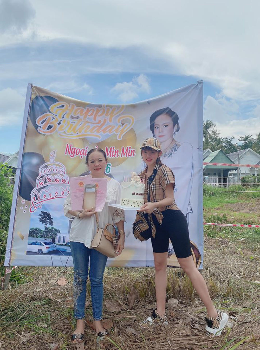 Ngoài ra, Trang Nemo còn dùng tiền kiếm được để báo hiếu cha mẹ. Dịp sinh nhật của mẹ hồi tháng 7/2020, nữ chủ shop tặng mẹ mảnh đất có giá trị 5 tỷ đồng cùng chiếc nhẫn hàng hiệu 900 triệu đồng. Ảnh: FBNV