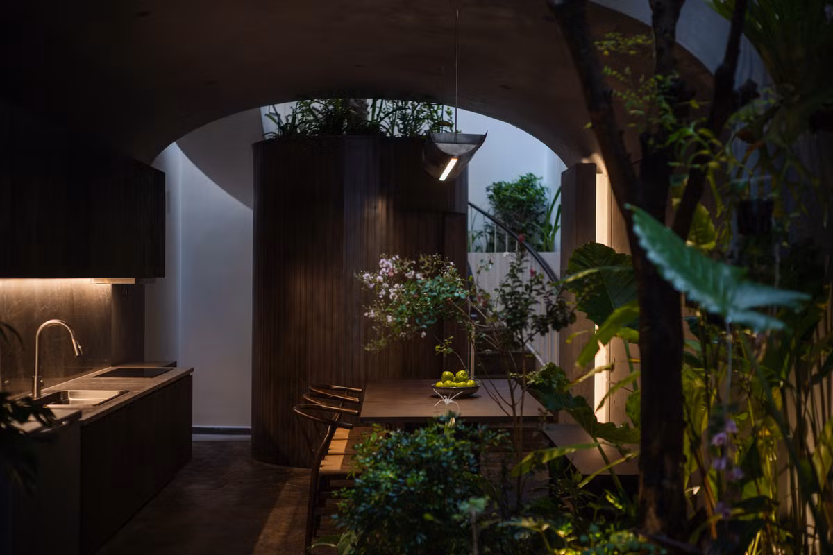 Cấu trúc vòm mang đến sự khác biệt cho phần trần, tạo sự thoáng mở về chiều cao lẫn chiều sâu.