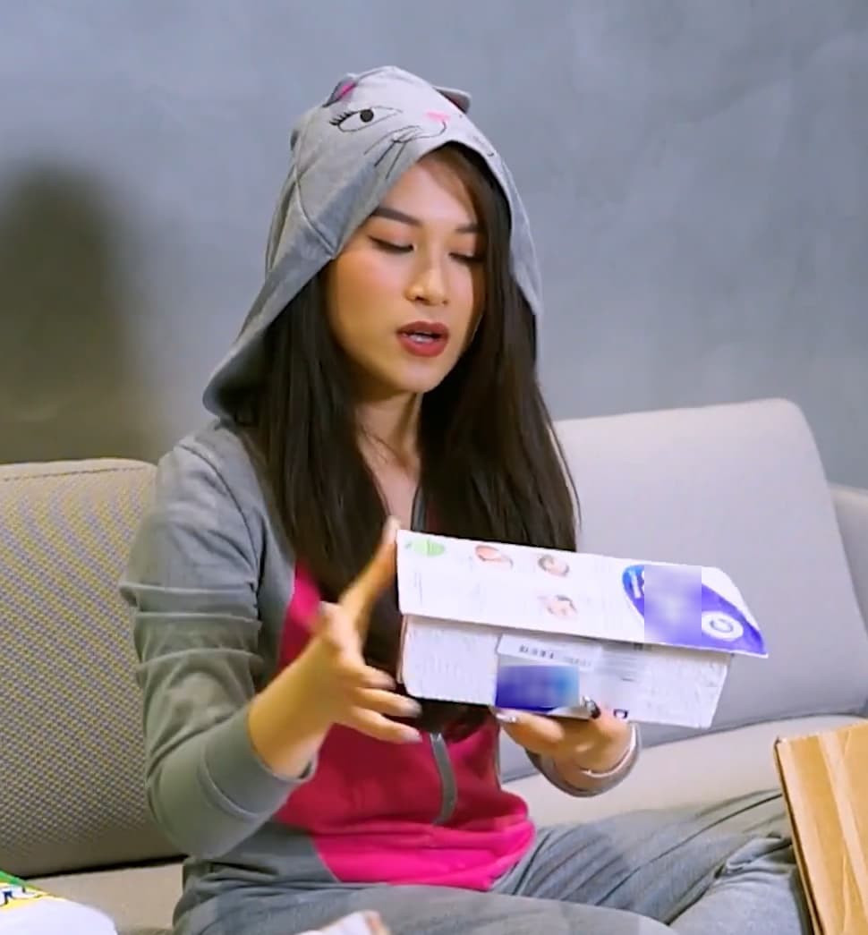 Ngay cả tăm bông cũng được Ngọc Thanh Tâm mua từ Mỹ. Ảnh: YouTube Ngọc Thanh Tâm Official