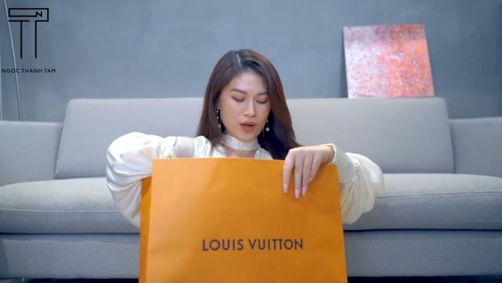 Trong một video, Ngọc Thanh Tâm chia sẻ hình ảnh mở thùng đồ gửi từ Mỹ về trị giá hơn 5.000 USD (khoảng 113,8 triệu đồng). Ảnh: Yeah1