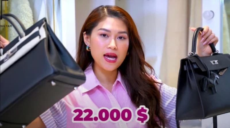 Lần khác, Ngọc Thanh Tâm khiến khán giả trầm trồ khi mua 2 chiếc túi xách Hermes với tổng trị giá lên đến 907 triệu đồng. Ảnh: YouTube