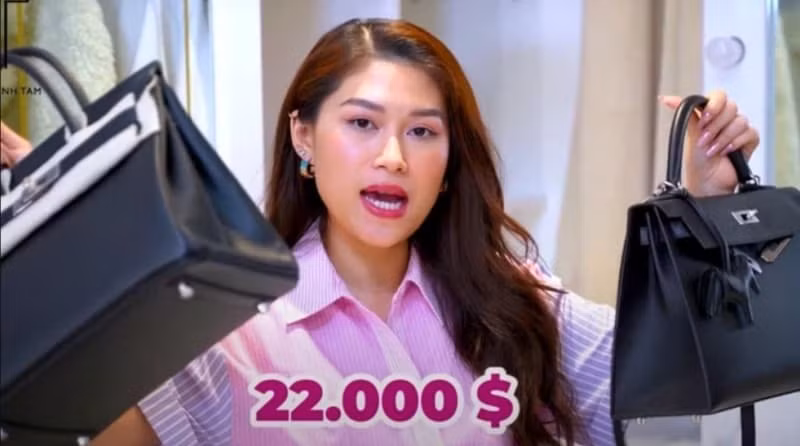 Lần khác, Ngọc Thanh Tâm khiến khán giả trầm trồ khi mua 2 chiếc túi xách Hermes với tổng trị giá lên đến 907 triệu đồng. Ảnh: YouTube
