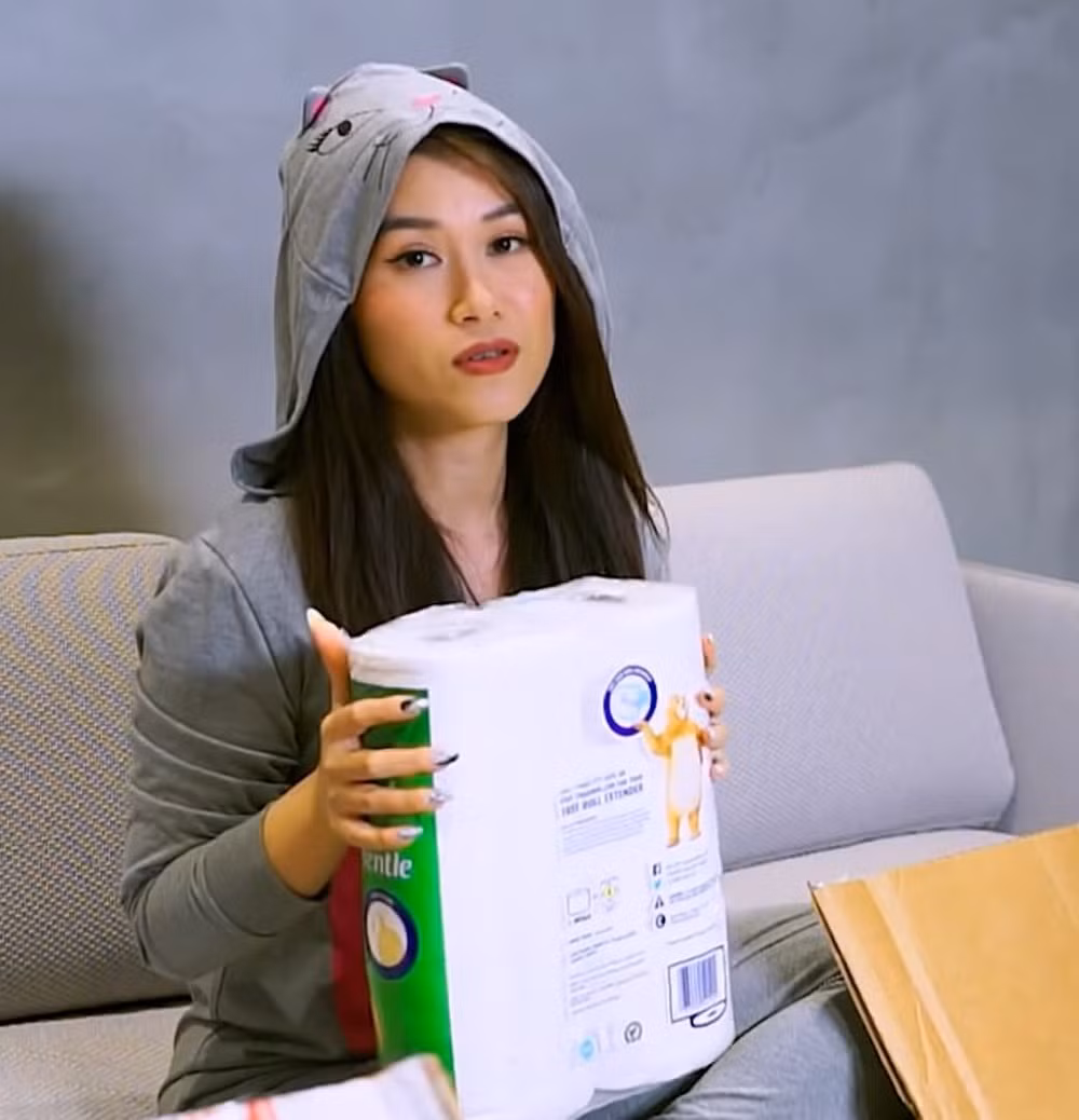 Nữ diễn viên sắm nhiều vật dụng thiết yếu, trong đó cô sử dụng giấy vệ sinh đặt từ Mỹ về. Ảnh: Ảnh: YouTube Ngọc Thanh Tâm Official