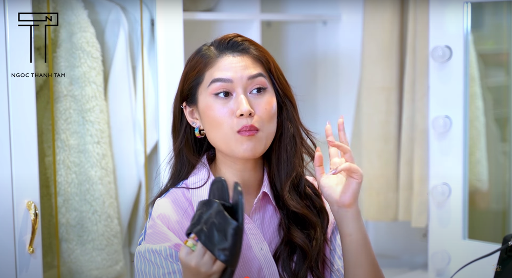 Đôi dép lê cũng gần 20 triệu đồng. Ảnh: Youtube