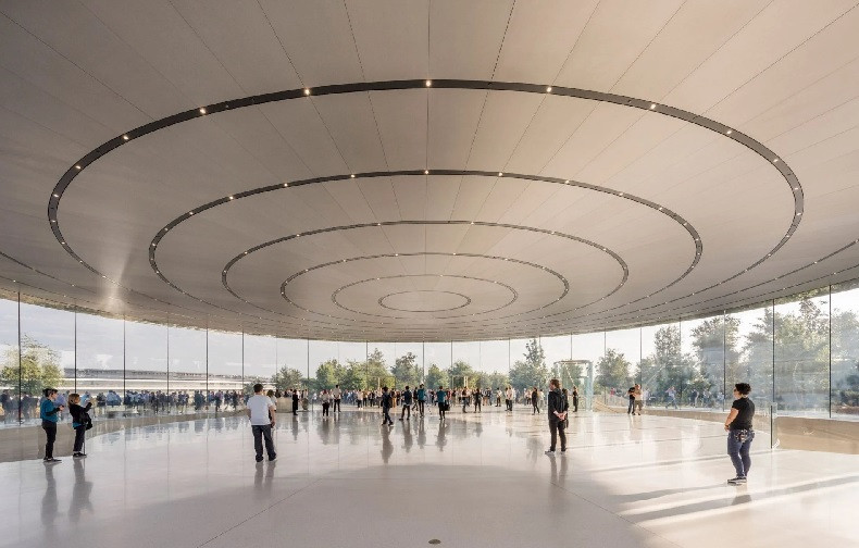 Bên trong địa điểm ra mắt iPhone 14 không để lộ khung, đường ống, dây diện hay loa phát thanh. Ảnh: DesignWanted